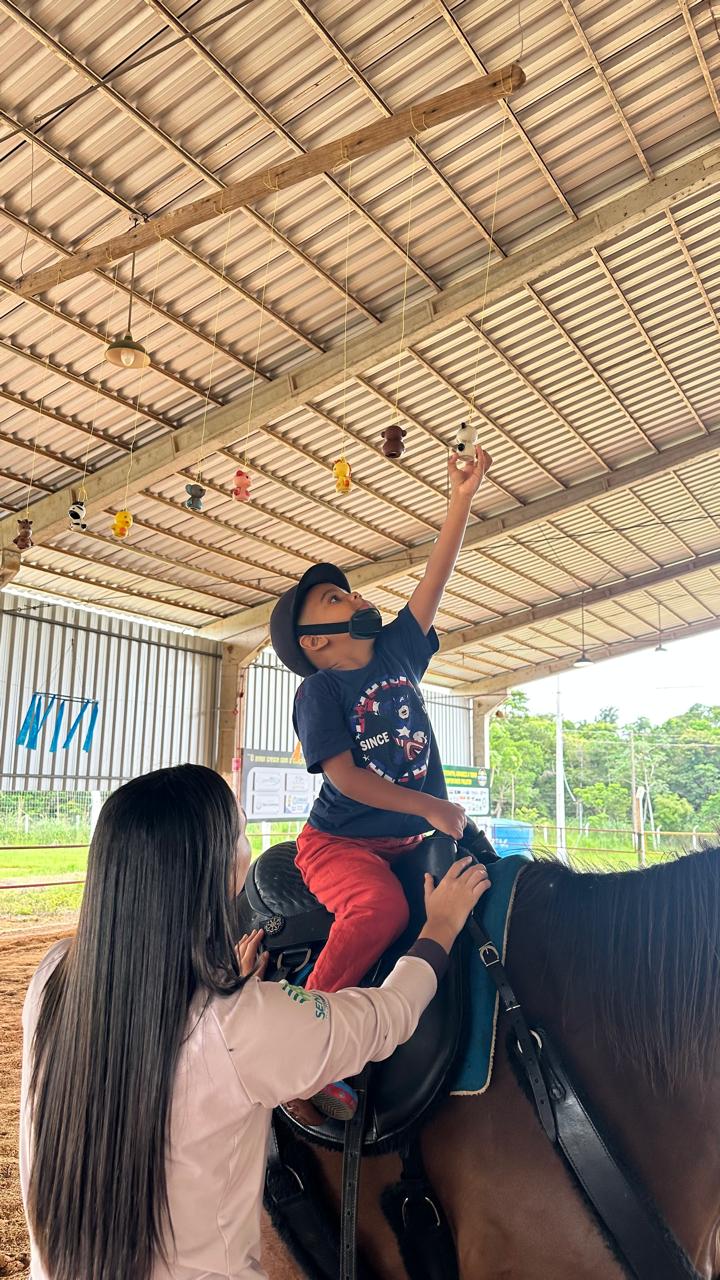 Equoterapia promove avanços significativos em criança com TEA em Campo Verde